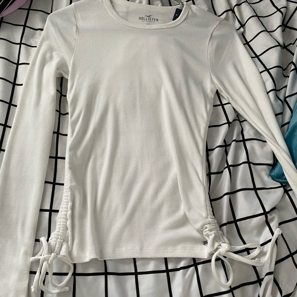 white hollister tee with ties